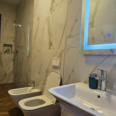 Free Parking Modern Escape * 티라나