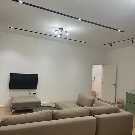 Free Parking Modern Escape * 티라나