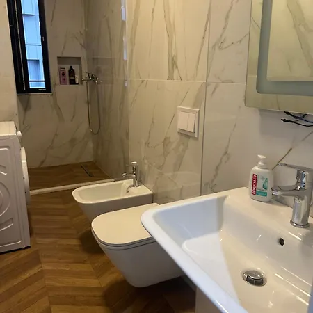 Free Parking Modern Escape 티라나